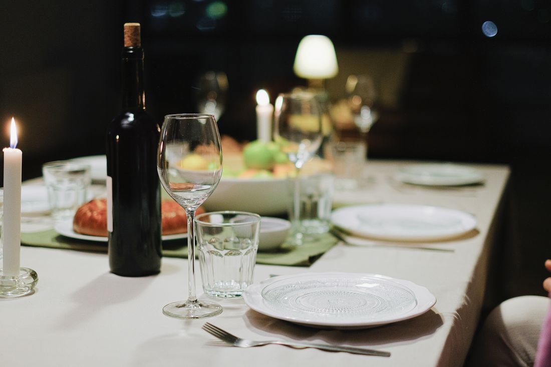 Gedeckter Abendtisch mit Kerzenlicht